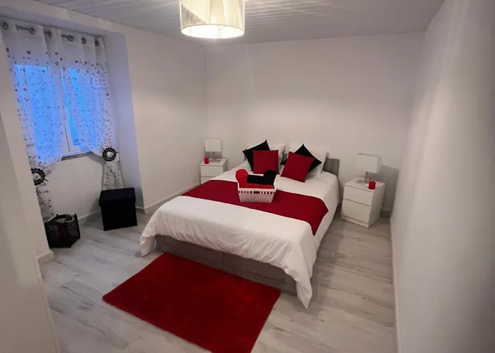 Rare - House With Private Garage - Historic Center - 500 M - Max 6 People Peniche